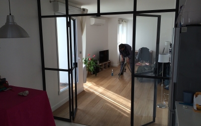 cloison vitrée porte battante